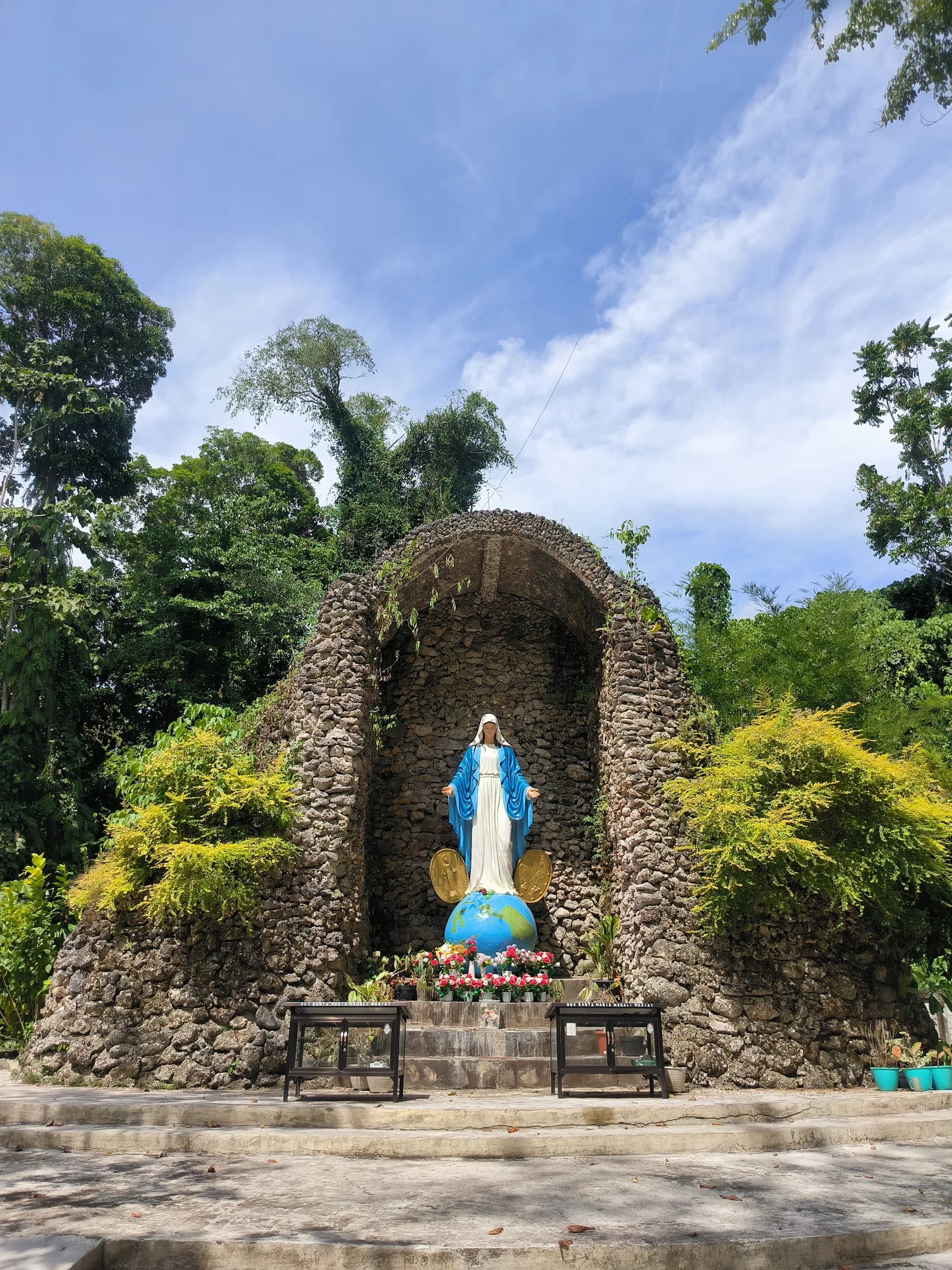 Gua Santa Maria Medali Wasiat Meyes